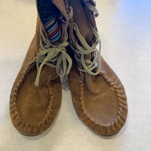 Minnetonka moccasins ankle boots size 6 brown